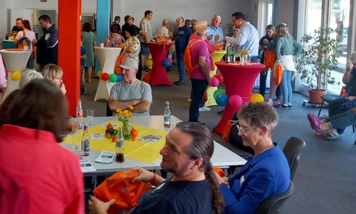 Bildunterschrift: Get-Together nach getaner Arbeit: Der Freiwilligentag klang bei einem Zusammenkommen aller ehrenamtlich Aktiven und Teilnehmenden im Mehrgenerationenhaus aus.