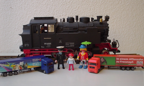 Modellautos und Eisenbahnen stehen im Angebot der Börse.