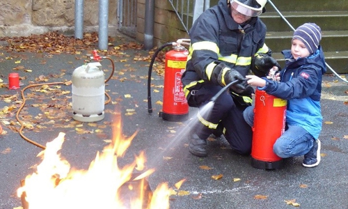 Die Kinder durften selbst ein Feuer löschen.