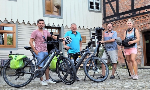 Das Team vom NDR Fernsehen gemeinsam mit dem Radtourenexperten Thomas Kempernolte, v.l.: Peter Jagla, Thomas Kempernolte, Jörg Teiwes und Rike Castenow.