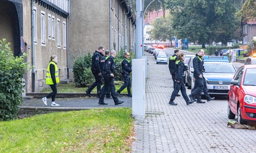 Zahlreiche Polizisten suchten nach den Tätern - auch in der Rheinstraße.