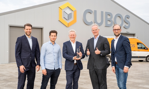 Michael Wilkens, IHK Lüneburg-Wolfsburg, Christian Rühe, Entwicklungsleiter CUBOS, Marc Wille, Geschäftsführer CUBOS, Dr. Henrik Ahlers, EY Deutschland, Jens Hofschröer, Wirtschaftsdezernent Stadt Wolfsburg bei der Preisübergabe am Freitag.