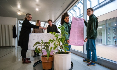 Richten sich im Einkaufszentrum Westhagen, Hallesche Straße 40a, ein (von links): Esther Orant, Forum Architektur der Stadt, Christina Anger, Stadtteil- und KulturHausmanagement Westhagen, Manuel Falkenhahn, Ayat Tarik und Licia Soldavini (TU Braunschweig/GTAS).