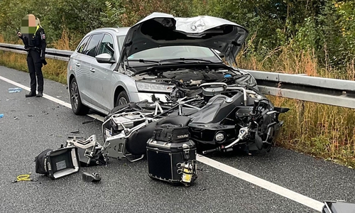 Die Maschine des schwerverletzten Motorradfahrers wurde vollkommen zerstört.