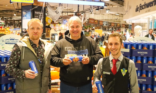 Präsentieren die neue Editionsdose: v.l.n.r: Patrick Heider, Gebietsverkaufsleiter Hofbrauhaus Wolters, Erik Lieberknecht, Leiter Fanbetreuung Eintracht Braunschweig und Marcus Kaftan, stellv. Marktleiter E-Center im BRAWO Park.