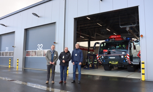 Vor der Feuerwehrhalle auf dem Gelände des Flughafens Braunschweig-Wolfsburg v.l.n.r.: Holger Herlitschke, Aufsichtsratsvorsitzender Energiegenossenschaft Braunschweiger Land,  Michael Schwarz, Geschäftsführer des Flughafens Braunschweig-Wolfsburg und Dr. Volker Lang, Vorstand von BS Energy.