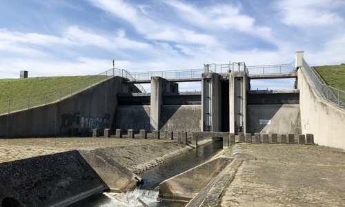 Der NLWKN nimmt umfassende Arbeiten am Abschlussbauwerk des Hochwasserrückhaltebeckens Klein Mahner vor. Das Stahlbeton-Abschlussbauwerk mit drei Hochwasserentlastungsverschlüssen aus Stahl wird modernisiert.