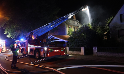 Die Brandbekämpfung von außen mit der Drehleiter.