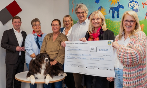 : Der Lions Club Braunschweig Eulenspiegel spendet dem Sozialpädiatrischen Zentrum des Klinikums Braunschweig 1.700 Euro. V.l.n.r. Lars Dannheim, Antje Schomäcker, beide Lions Club Braunschweig Eulenspiegel, Klinikhund Nox, Dr. Antje Mey, Leiterin des Sozialpädiatrischen Zentrums, Jens Martens, Marion Steinmeier, beide Lions Club Braunschweig Eulenspiegel, Christina Steuerwald, aktuelle Präsidentin des Lions Clubs.
