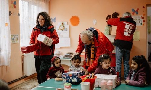 Nina Köhler bei der Päckchenverteilung in der Grundschule in Campulung, Rumänien 2022.