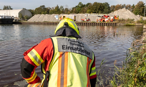 Die Feuerwehr errichtete eine Ölsperre.
