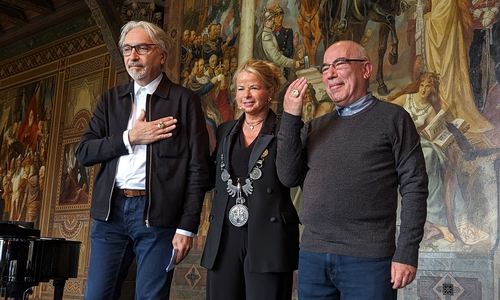 Die Preisträger Vadim Zakharov (li.) und Yuri Albert (re.) mit Oberbürgermeisterin Urte Schwerdtner nach der Übergabe der Kaiserringe.