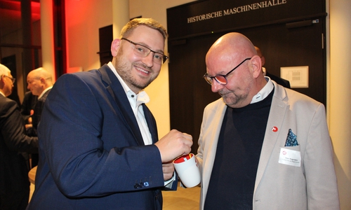 Dennis Figlus, Geschäftsführer Asklepios Harzkliniken, zieht ein Los bei Marc Angerstein (Geschäftsführer Medien für die Region GmbH).
