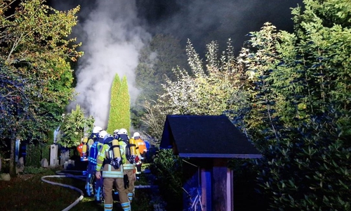 Beim Eintreffen der ersten Einsatzkräfte befand sich der Dachstuhl bereits in Vollbrand.