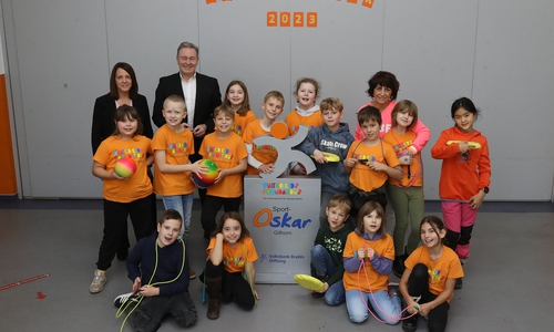 Thomas Fast übergab die große Sport-Oskar-Trophäe der Volksbank BRAWO Stiftung am Dienstag, 21. November 2023, an die Hermann-Löns-Schule in Grußendorf.