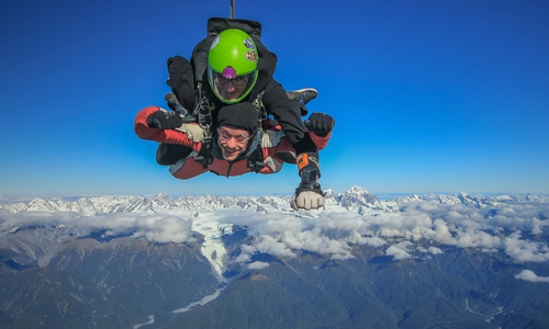 Fallschirmsprung vor dem Mount Cook. (Pressebild)