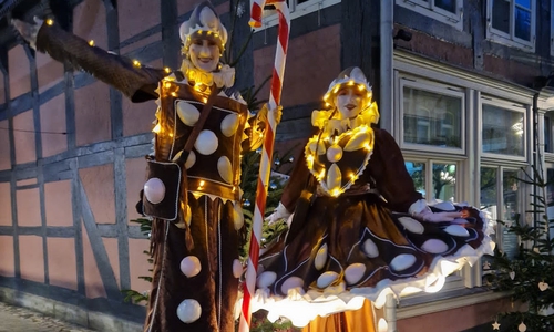 Sorgen für Freude, nicht nur bei den kleinen Besuchern der Weihnachtsstadt Peine: Lebkuchenmann und Lebenkuchenfrau. 