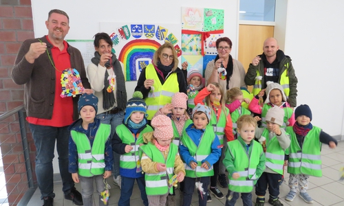 Bürgermeister Andreas Busch und Sozialkoordinatorin Sylvia Klapper(von links) freuten sich über den selbstgebastelten Baumschmuck der Kinder der Kita „An der Feuerwehr“.