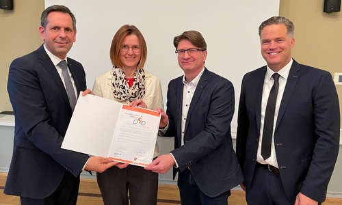 Der Landkreis Wolfenbüttel wurde als fahrradfreundliche Kommune für die Jahre 2024 bis 2028 zertifiziert (v.l.n.r.): Minister Olaf Lies, Fahrradmobilitätsbeauftragte Kerstin Geffers (LK Wolfenbüttel), Claus Pahlitzsch (Leiter Referat für Nachhaltigkeit und Klimaschutz, LK Wolfenbüttel) und Thimo Weitemeier (Stellvertr. Vorsitzender Arbeitsgemeinschaft Fahrradfreundlicher Kommunen Niedersachsen/Bremen e.V.).