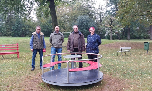 Zum Fototermin auf dem neuen Spielplatz trafen sich die Ratsmitglieder Lothar Meyer und Daniel Schmidt, Bürgermeister Martin Klein und Gemeindedirektorin Anja Oertel.
