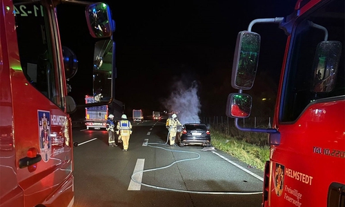 Die Feuerwehr wurde zu einem brennenden Auto auf die A2 alarmiert.