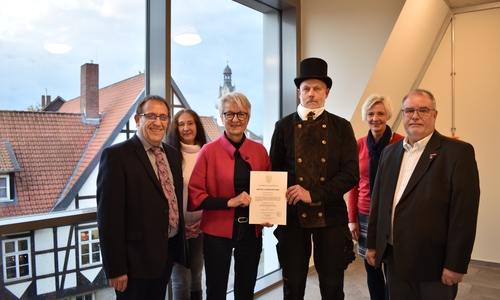 Wechsel im Kehrbezirk: Scheidender Bezirksschornsteinfeger Ulf Harrendorf, Andrea Klingenberg (Abteilung Bauverwaltung und Immissionsschutz, LK Wolfenbüttel), Landrätin Christiana Steinbrügge, neuer Bezirksschornsteinfeger Frank Grabowsky, Katrin Bosse (Leiterin Abteilung Bauverwaltung und Immissionsschutz, LK Wolfenbüttel) sowie Frank Dornemann als Obermeister der Schornsteinfeger-Innung Braunschweig (v. li.). 