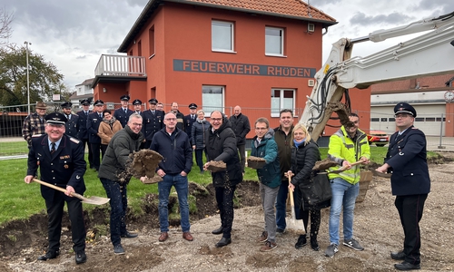 Bürgermeister Erik Homann (4.v.l.) hatte sichtlich Spaß beim symbolischen ersten Spatenstich. Der Neubau entsteht in direkter Nähe zum jetzigen Feuerwehrhaus.