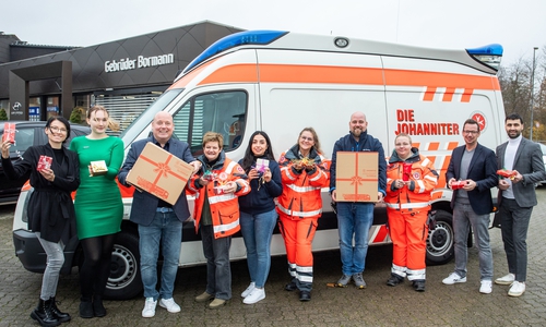 Freuen sich gemeinsam auf die Weihnachtstrucker Aktion im Autohaus: Annabella Halácz, Evelyn Probst, Holger Bormann, Frauke Engel, Asma Barakzai, Nicole Hoffmann, Björn Bormann, Anika Grigoleit, Christoph Effe und Mazen Albozle (v. li.).