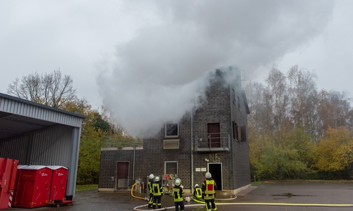 In dem dreistöckigen Gebäude kann man gasbefeuerte Brände mit Wasser löschen.