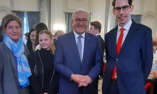 Neben dem Bundespräsidenten Steinmeier (mitte), Schülerin Kim Isabella und Schulleiterin Gerhardy-Grotjan (links) und Lehrer Christian Mühling (rechts).
