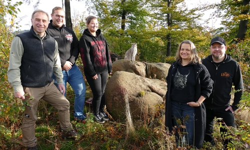 Ole Anders vom Nationalpark Harz, Koordinator des Harzer Luchsprojektes (links), berichtete im Rahmen der Spendenübergabe von seiner Forschungsarbeit und erläuterte, wie das Spendengeld verwendet wird. Über die Begegnung mit Luchsweibchen „Ellen“ freuten sich (von links) Fabian Rudloff und Amelie Heger vom Team des Rockharz Festivals und Diana Schubert und Thomas Schneider von „Der Luchs Genuss Manufaktur“. 