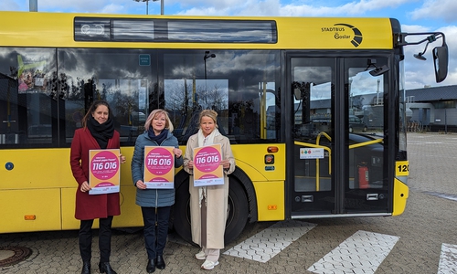 Anne Sagner, Stadtbus Goslar GmbH, Vera Tietz, Gleichstellungsbeauftragte der Stadt Goslar, und Oberbürgermeisterin Urte Schwerdtner (v. li.) präsentieren das Plakat, das ab sofort in den städtischen Bussen das Hilfetelefon bewirbt.