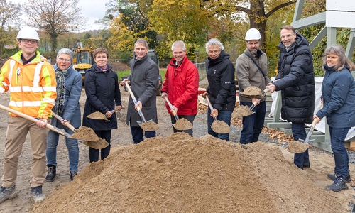 1. Spatenstichs der Grundschule in Lichtenberg (v. l. René Leuer (Hermanns HTI-Bau), Angelika Müller (Ortsbürgermeisterin Ortschaft Nordwest), Erster Bürgermeister Stefan Klein, Oberbürgermeister Frank Klingebiel, Astrid Paus (Amt für Regionale Landesentwicklung Braunschweig), Stadtbaurat Michael Tacke, Fouad Boulkroune (Springmeier Architekten), Stefan Krenge (Staatliches Baumanagement Braunschweig), Doreen Jansen (Betriebsleiterin Eigenbetrieb Gebäudemanagement, Einkauf und Logistik).