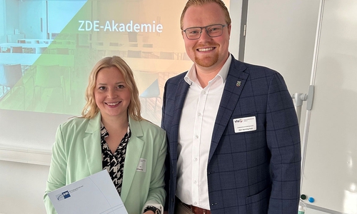 Die neue Smart City Expertin Kathleen Düvel und Samtgemeindebürgermeister Henning Evers.