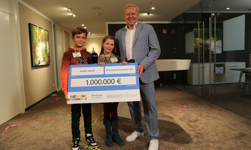 Jürgen Brinkmann, Vorstandsvorsitzender der Volksbank BRAWO übergibt einen Spendenscheck für die „Stiftung RTL - Wir helfen Kindern e. V.“ in der längsten Charity-Sendung im deutschen Fernsehen per Videoschaltung aus dem Braunschweiger BraWoPark an Moderator Wolfram Kons. Tatkräftige Unterstützung erhält er dabei von den Kinderreporten Johanna und Noah.