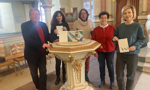 Der Gottesdienst wird gestaltet von Tahnee Winters (diakonisches Werk, Gifhorn), Claudia Baderschneider (Hospizarbeit Gifhorn), Christine Cordes und Martin Wrasmann, St. Altfrid und Dr. Christiane-Barbara Julius, Schulpastorin, Gifhorn.