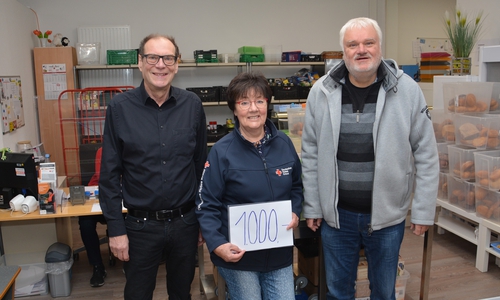 Kommt wie gerufen: Die 1.000 Euro-Spende des Vereins Humanitas wurde von Ulrich Engelhardt (links) und Harald Mikat an Tafel-Leiterin Juliane Liersch übergeben.