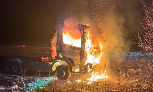 In Emmerstedt stand ein LKW in Flammen.