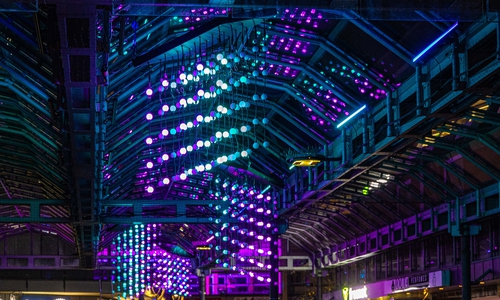 Mit aufwendigen Installationen wird die Innenstadt von Lebenstedt in ein vollkommen neues Licht gerückt.