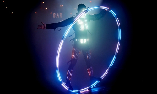 Highlight am Abend ist eine LED Cyr Wheel Show um 17:30 Uhr.