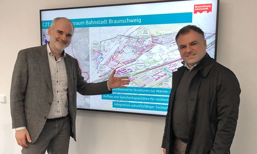 Stefan Plesser (links), Leiter des Steinbeis-Innovationszentrums (SIZ) Energieplus in Braunschweig, erläuterte dem Braunschweiger Bundestagsabgeordneten Dr. Christos Pantazis kürzlich das Projekt "C2T - Connect2Transform".