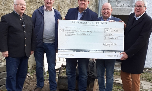 Wolfgang Ulrich (Mitte) überreicht auf dem Gelände des zukünftigen HospizZentrums in Wendessen den symbolischen Scheck an Werner Schilli (re.), Finanzvorstand des Hospizvereins. In seiner Begleitung drei weitere Repräsentanten der MIT: v. l. Wolfgang Gürtler, Andreas Höfener und Holger Bormann.