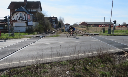 Der Bahnübergang in Wendessen und das Neubaugebiet an der Leipziger Allee.