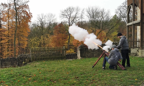 Zwei fachkundige Mitglieder der Interessengemeinschaft Dreißigjähriger Krieg Oderwald führten die Testschüsse mit dem Nachbau der historischen Waffe durch. 