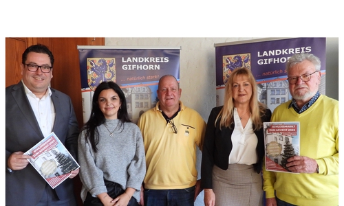 Landrat Tobias Heilmann, Verena Maibaum, Gleichstellungsbeauftragte des Landkreises Gifhorn, Klaus-Dieter Siebert, Mitarbeiter der Zentralen Gebäudewirtschaft beim Landkreis, Jutta Müller-Bernhard, Veranstaltungsorganisatorin im Landratsbüro und Erhard Macke, Organisator des Musikprogramms, stellten das Programm für den Schlossmarkt zum Advent 2023 vor (v. li.). 