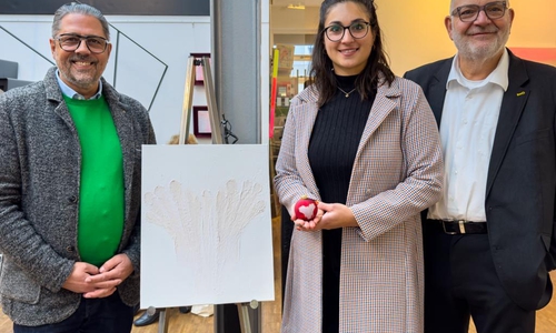 Detlef Ohlms, Jana Jaeschke und Olaf Jaeschke präsentieren die neue Weihnachtskugel.