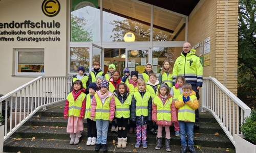 Freuten sich über das bestandene Fußgängerdiplom: Schüler der Eichendorff-Grundschule mit Polizeioberkommissar Jens Oertelt.