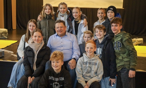 Der niedersächsische Minister für Soziales, Arbeit, Gesundheit und Gleichstellung, Dr. Andreas Philippi, besuchte kürzlich das Ratsgymnasium Goslar, das eine Vorreiterrolle in der Ersten-Hilfe-Ausbildung einnimmt.