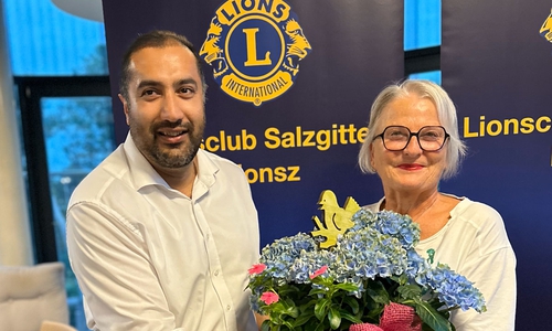 Mit einem Blumentopf wurde die Präsidentschaft symbolisch von Samir Roshandel an Dorothea Wöhler übergeben.
