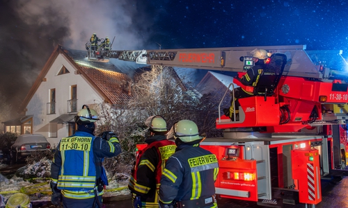 Die Feuerwehr kämpfte in der eisigen Nacht nicht nur mit dem Feuer.